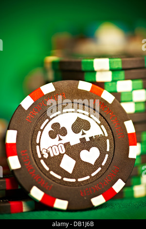 Glücksspiel-Chips auf grünem Tuch... Stockfoto