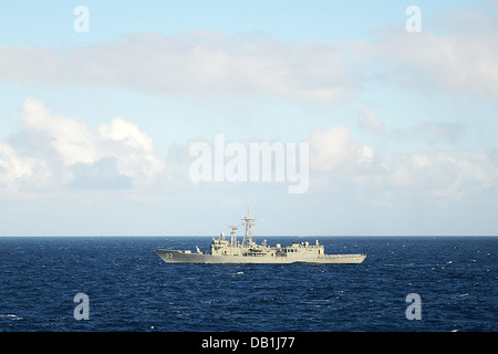 Die Royal Australian Navy Adelaide-Klasse geführte Raketen Fregatte HMAS Sydney (FFG 03) ist im Gange mit der George-Washington-Auto Stockfoto