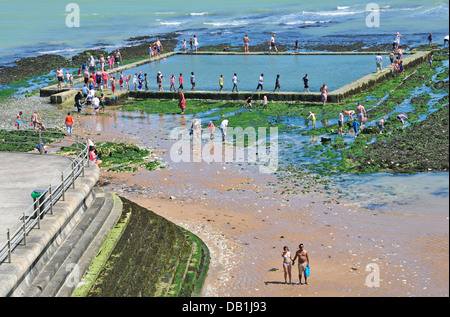 Broadstairs, Kent, England, UK. Gezeiten Meerwasser-Swimmingpool am Strand, bei Ebbe offenbart Stockfoto