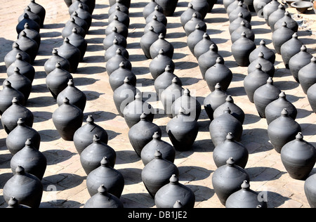 Töpfereien trocknen in der Sonne auf der Straße, Töpferplatz, Bhaktapur, Nepal Stockfoto