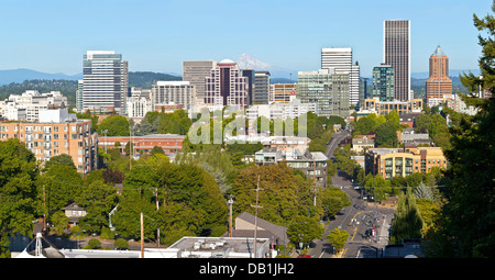 Portland Oregon Skyline Panorama von Vista Brücke Richtung Osten. Stockfoto