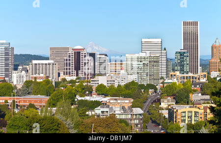 Die Skyline der Innenstadt Portland Oregon und Mt. Hood. Stockfoto