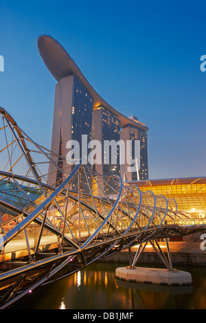 Helix Bridge und Marina Bay Sands Hotel leuchtet in der Dämmerung. Singapur. Stockfoto