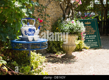 Lacock ist ein attraktives historisches Dorf in Wiltshire England, Großbritannien, King John's Hunting Lodge Tearoom mit Teekanne Stockfoto