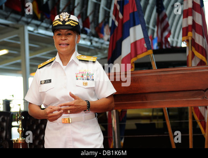 Rear Admiral Bette Bolivar, Kommandant, Navy Region Nordwest, gibt Eröffnungsrede während ihrer Promotion-Zeremonie im COMPACFLT Stockfoto