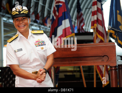 Rear Admiral Bette Bolivar, Kommandant, Navy Region Nordwest, gibt Eröffnungsrede während ihrer Promotion-Zeremonie im COMPACFLT Stockfoto