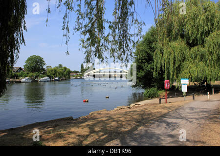 Walton am Thames, Surrey, England, UK. 22. Juli 2013. Die erste neue Straßenbrücke über die Themse seit 20 Jahren für Fahrzeuge heute um 06:00 geöffnet. Es hat trägt die A244 zwischen Walton-on-Thames und Shepperton und 18 Monate zu konstruieren. Bildnachweis: Jubilee Bilder/Alamy Live-Nachrichten Stockfoto