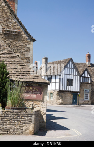 Lacock ist ein attraktives historisches Dorf in Wiltshire England UK The Red Lion Inn Stockfoto