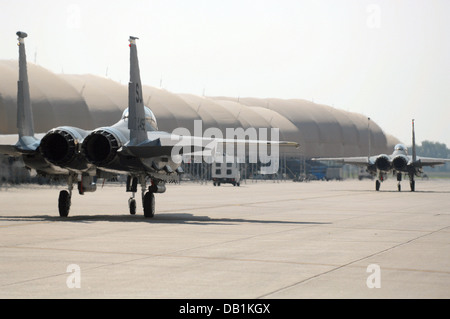 Zwei F-15E Strike Eagles zur 336th Fighter Squadron versetzt taxi nach der Piste mit Seymour Johnson Air Force Base, North Carolina, Juli Stockfoto