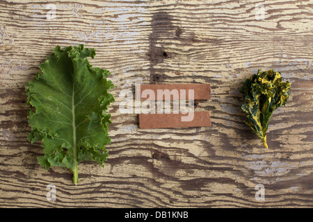 Grünkohl ist gleich Grünkohl Chip auf verwittertem Holz Stockfoto