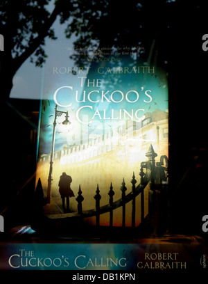 Des Kuckucks ruft von Robert Galbraith (J. K. Rowling) in London Buchladen Stockfoto