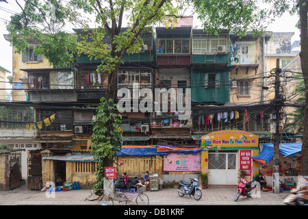 Architektur des Gebäudes und eine Straße im alten Viertel von Hanoi, Vietnam, Asien. Stockfoto