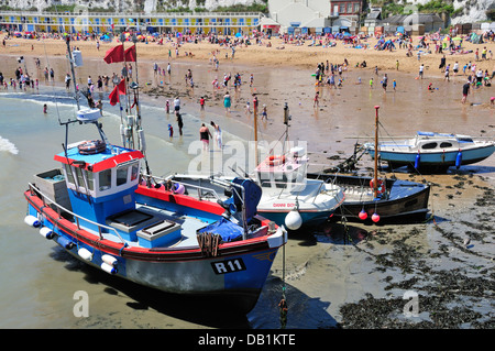 Broadstairs, Kent, England, UK. Angelboote/Fischerboote am Strand bei Ebbe Stockfoto