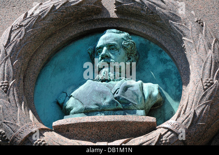 Broadstairs, Kent, England, UK. Büste von Charles Dickens in der Wand von Bleak House Stockfoto