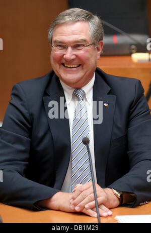 Berlin, Deutschland. 22. Juli 2013. Ehemalige deutsche Verteidigungsminister Franz Josef Jung ist zu Beginn der Anhörung von Zeugen von einer Untersuchungskommission auf einem gescheiterten Drohnenprogramm der Bundesregierung am Paul-Loebe-Haus in Berlin, Deutschland, 22. Juli 2013 abgebildet. Foto: Wolfgang Kumm/Dpa/Alamy Live News Stockfoto