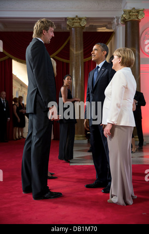 US-Präsident Barack Obama und Bundeskanzlerin Angela Merkel mit Dallas Mavericks Basketball-Spieler Dirk Nowitzki vor dem Mittagessen im Schloss Charlottenburg 19. Juni 2013 in Berlin, Deutschland zu sprechen. Stockfoto