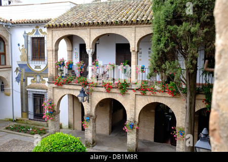 Blumen schmücken die Wände und die Balkone im jüdischen Viertel von Córdoba, Andalusien, Spanien Stockfoto