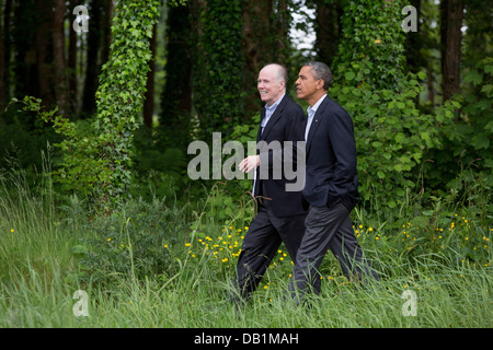 US-Präsident Barack Obama mit National Security Advisor Tom Donilon aufgrund des Lough Erne Resort am Ende des G8-Gipfels 18. Juni 2013 in Enniskillen, Nordirland geht. Stockfoto