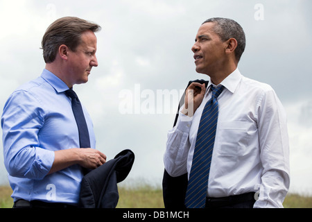 US-Präsident Barack Obama und der britische Premierminister David Cameron sprechen während einer Pause auf dem G8-Gipfel im Lough Erne Resort 17. Juni 2013 in Enniskillen, Nordirland. Stockfoto