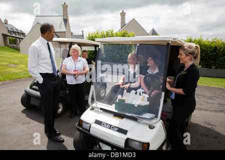 US-Präsident Barack Obama spricht mit Zimmermädchen außerhalb einer Lodge im Lough Erne Resort während des G8-Gipfels 17. Juni 2013 in Enniskillen, Nordirland. Stockfoto