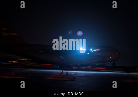 Eine c-17 Globemaster III zieht durchzuführen "Touch und geht" 17. Juli 2013, auf gemeinsame Basis-Charleston - Luftwaffenstützpunkt, S.C.-Flieger aus der 437th Airlift Wing Arbeit rund um die Uhr auf der Flightline, kampfbereit C-17A Besatzungen bereitzustellen, mission Unterstützung perso Stockfoto