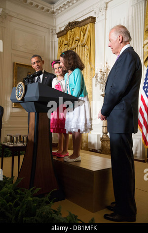 US-Präsident Barack Obama und Vize-Präsident Joe Biden als 9 Jahre alten Zwillinge Zea und Luna Weiss-Wynne einzuführen, den Präsidenten bei der LGBT Pride Month Feier im East Room des weißen Hauses 13. Juni 2013 in Washington, DC zu hören. Stockfoto