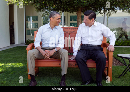 US-Präsident Barack Obama mit einem Geschenk eine beschriftete Redwood Parkbank an der Annenberg Rückzug vor ihrem bilateralen Treffen auf Sunnylands 8. Juni 2013 in Rancho Mirage, Kalifornien chinesischen Staatspräsidenten Xi Jinping präsentiert. Stockfoto