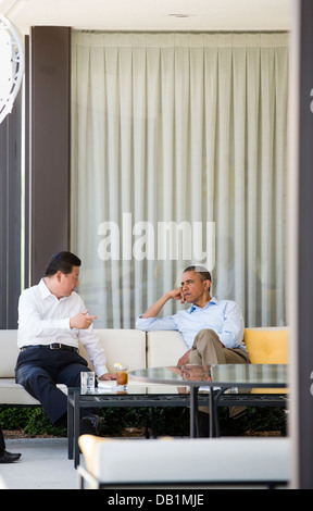 US-Präsident Barack Obama und der chinesische Präsident Xi Jinping beiläufig an der Annenberg Rückzug vor ihrem bilateralen Treffen auf Sunnylands 8. Juni 2013 in Rancho Mirage, Kalifornien zu sprechen. Stockfoto