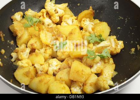 Aloo Gobi, Kartoffeln und Blumenkohl mit Gewürzen, sautierten beliebte nordindischen Beilage, im Wok. Stockfoto