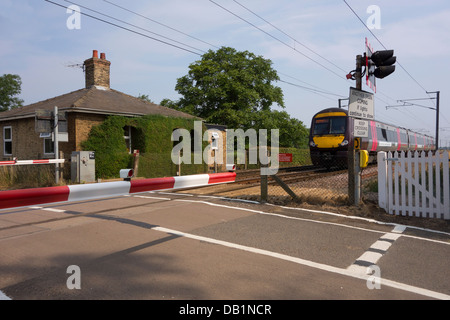 Zug nähert sich Bahnübergang Milton Cambridgeshire England Stockfoto