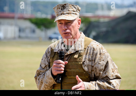 Generalleutnant Kenneth J. Glueck Jr. spricht das Publikum nach dem Regierungswechsel III. Marine Expeditionary Force Befehl Zeremonie Ju Stockfoto