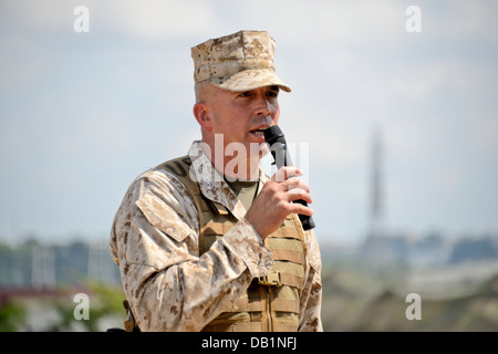 Generalleutnant John E. Wissler spricht das Publikum nach dem III. Marine Expeditionary Force Regierungswechsel Befehl Zeremonie 19 Juli Stockfoto