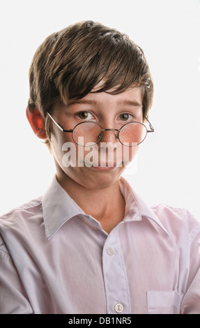 Junge Runde Lesebrille tragen. Stockfoto