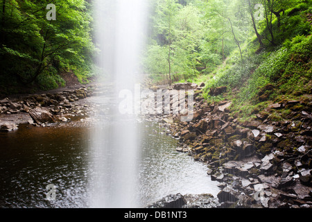 Ansicht von hinten Hardraw Force Wasserfall in Wensleydale Yorkshire Dales England Stockfoto