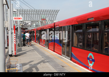 Ein London Docklands Light Railway Zug kommt in Poplar Station Stockfoto