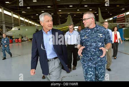 U.S. Navy Captain Robert Caldwell, Recht, war der Kommandant der Flotte Readiness Center Südost, Escorts Verteidigungsminister Chuck Hagel auf eine Tour durch die Anlage 16. Juli 2013, am Naval Air Station Jacksonville, Florida Hagel auf einer dreitägigen Reise nach Stockfoto