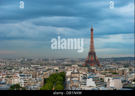 Panorama von Paris in der Abenddämmerung Stockfoto