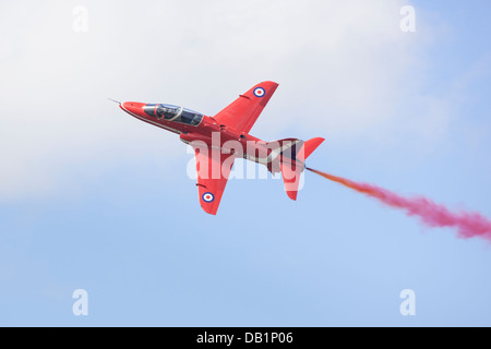 Einzelne RAF Red Arrow Hawk anzeigen mit Rauch. Stockfoto