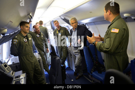 US-Verteidigungsminister Chuck Hagel, Touren zweiter von rechts, das Innere eines US Navy P-8 Poseidon Flugzeug Patrouille zugewiesen Stockfoto