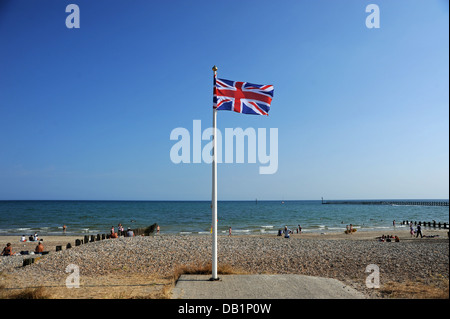 Union Jack-Flagge auf Littlehampton Strand und Meer Stockfoto