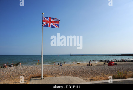 Littlehampton UK - Union Jack Flagge am Littlehampton Strand und am Meer Stockfoto