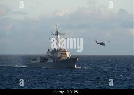 Der geführte Flugkörper-Zerstörer USS Chung-Hoon (DDG-93) ist im Gange während Talisman Saber 2013. Talisman Saber ist eine zweijährige Ausbildung Tätigkeit zur Verbesserung der australischen und U.S. zu bekämpfen, Bereitschaft und Interoperabilität. Stockfoto