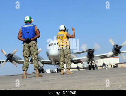 Luftfahrt strukturelle Mechaniker Airman Fitzgerald Ihekwoaba beobachtet als Luftfahrt Maschinist Mate 1. Klasse Anthony Tate, zugeordnet Stockfoto