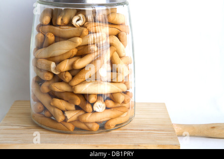 Grissini im Glas isoliert Stockfoto