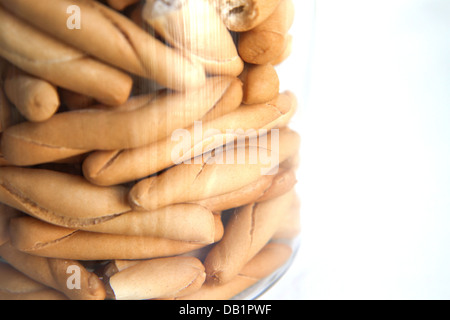 Grissini im Glas isoliert Stockfoto