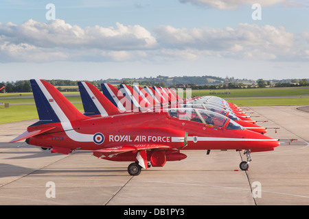 Die RAF Red Arrow Hawk T1a aufgereiht auf dem Laufsteg vor einer Anzeige. Stockfoto