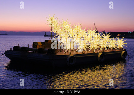 schwimmende Weihnachtsbaum in Thessaloniki Griechenland Stockfoto