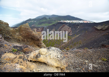 Volcán San Antonio Krater mit dem Dorf Los Canarios im Hintergrund. Stockfoto