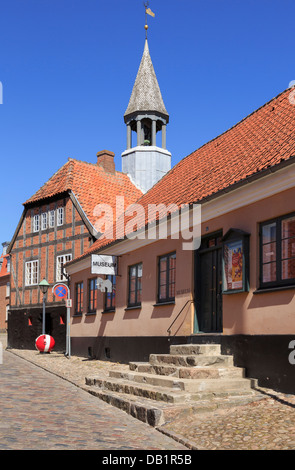 Det Gamle individuellere Museum in Juulsbakke gepflasterten Straße im malerischen alten Stadt von Ebeltoft, Jütland, Dänemark Stockfoto