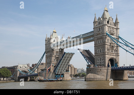 Tower Bridge öffnet sich damit um ein Segeln Lastkahn unter übergeben zu können. Aus dem südlichen Ufer der Themse fotografiert Stockfoto